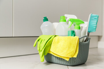 Brushes, sponges, rubber gloves and natural cleaning products in the basket. Eco-friendly cleaning...