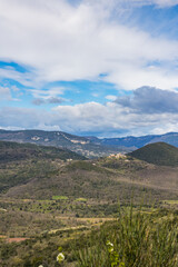 Petit village d'Olmet sur sa colline depuis le plateau du Cayroux