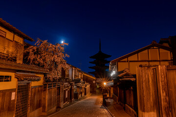 Fototapeta premium [京都府]春の東山・清水寺参道の夜景