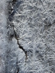 Am Ufer des Oslofjords hat sich Eis gebildet. Das Eis ist nicht glatt, sondern von Linien durchzogen. Es ist kalt an diesem Wintertag in Oslo und es hat sich eine Eisdecke auf dem Fjord gebildet