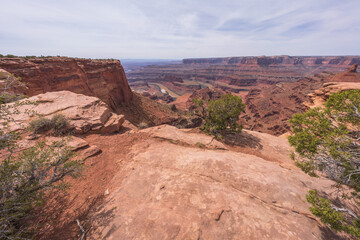 hiking the dead horse trail in dead horse point state park in utah, usa