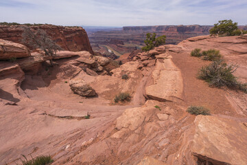 hiking the dead horse trail in dead horse point state park in utah, usa