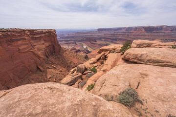 hiking the dead horse trail in dead horse point state park in utah, usa