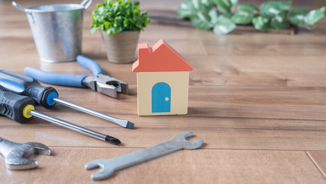 積み木の家と工具｜住宅設備修理イメージ