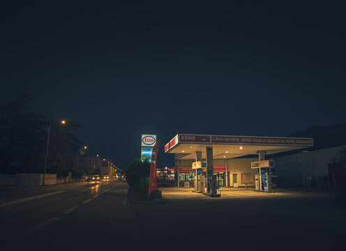 Station service Esso de Saint-Vallier-sur-Rh&ocirc;ne, nuit.