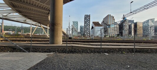 Ciudad, arquitectura contemporánea y vías del tren.