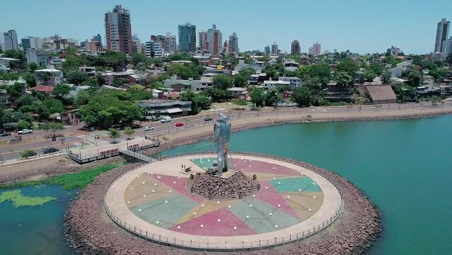 Sobrevolando imponente estatua en la costanera de posadas, misiones, argentina, mostrando el rio Paran&aacute;