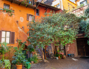 Fototapeta na wymiar Arco degli Acetari Small courtyard in Rome
