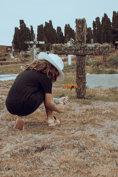 cementerio catolico con cruz en tumba