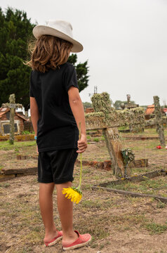 cementerio catolico con cruz en tumba
