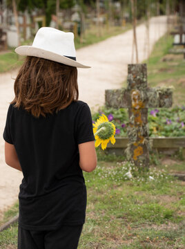 cementerio catolico con cruz en tumba