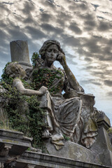 cementerio catolico con cruz en tumba