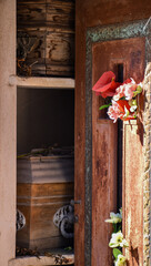 cementerio catolico con cruz en tumba