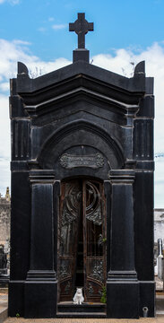 cementerio catolico con cruz en tumba
