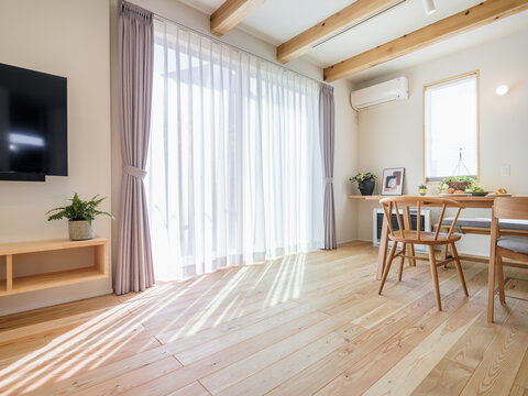 リビングダイニングの大きな窓