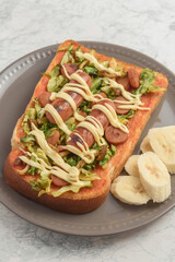 キャベツとウインナーのカレートースト