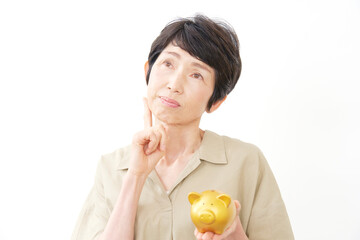 貯金箱を持って考える中年女性　白背景