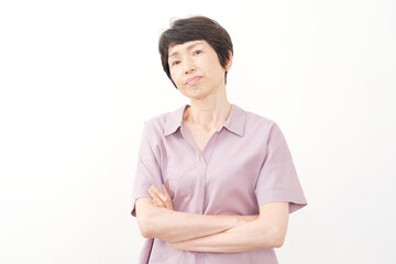 怒る中年女性　白背景