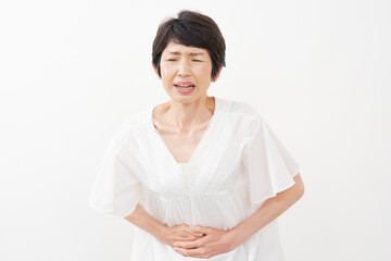 腹痛がする中年女性　白背景