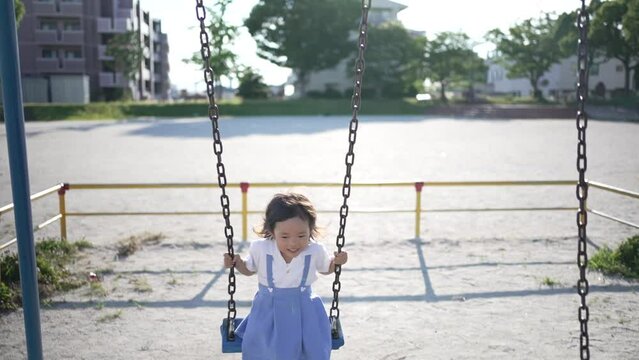 ブランコで遊ぶ少女