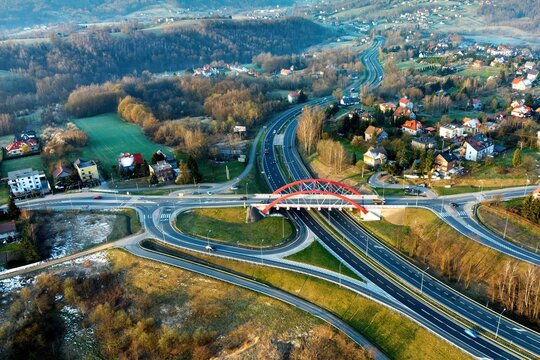 Zakopianka o poranku z drona - ludzie jadą do pracy