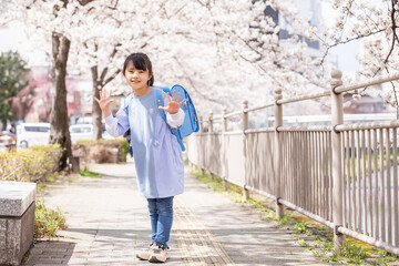 桜とランドセルの女の子