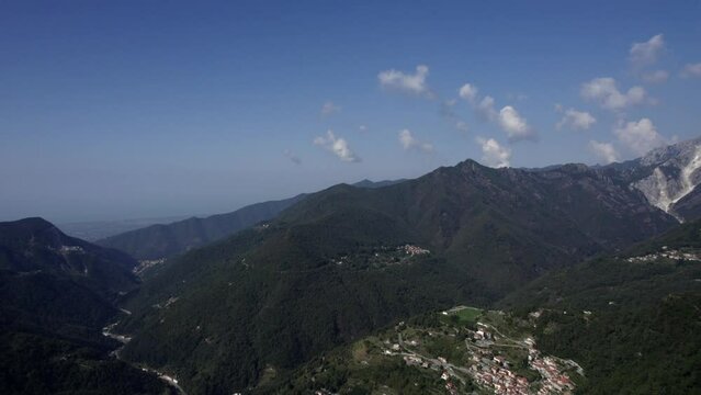 -SHOT: downhill front shot
-DESCRIPTION: Frontal flight between mountains over the interior of Italy in the Apuan Alps in the area of Grotta Negra, near the village of Levigliani
-TIME WEATHER: sunny