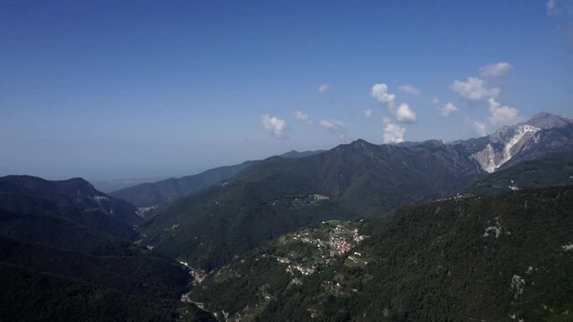 -SHOT: Empty Description
-DESCRIPTION: Frontal flight between mountains over the interior of Italy in the Apuan Alps in the area of Grotta Negra, near the village of Levigliani
-TIME WEATHER: sunny