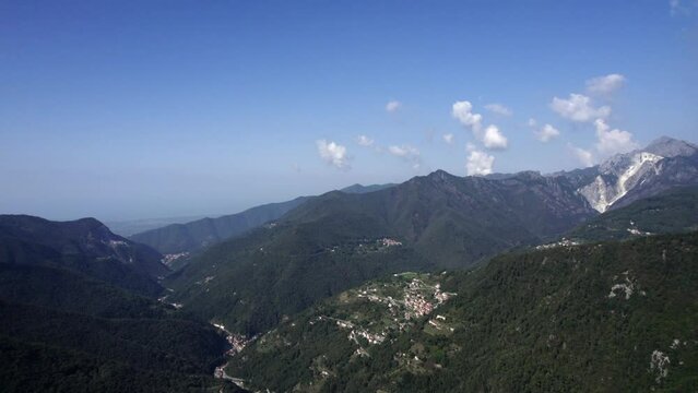 -SHOT: Empty Description
-DESCRIPTION: Frontal flight between mountains over the interior of Italy in the Apuan Alps in the area of Grotta Negra, near the village of Levigliani
-TIME WEATHER: sunny