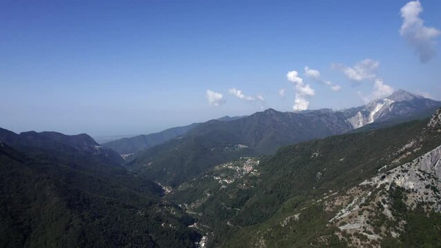 -SHOT: Empty Description
-DESCRIPTION: Frontal flight between mountains over the interior of Italy in the Apuan Alps in the area of Grotta Negra, near the village of Levigliani
-TIME WEATHER: sunny