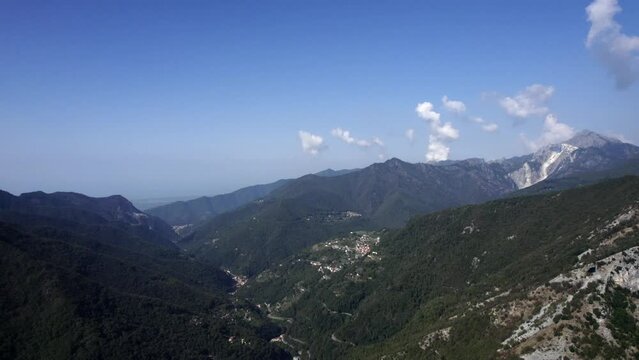 -SHOT: Empty Description
-DESCRIPTION: Frontal flight between mountains over the interior of Italy in the Apuan Alps in the area of Grotta Negra, near the village of Levigliani
-TIME WEATHER: sunny