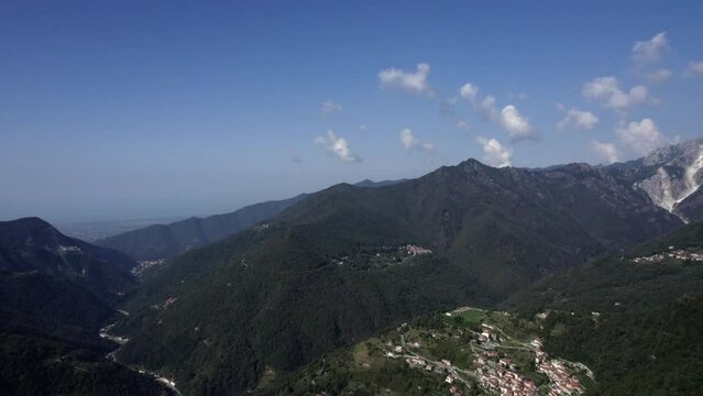 -SHOT: downhill front shot
-DESCRIPTION: Frontal flight between mountains over the interior of Italy in the Apuan Alps in the area of Grotta Negra, near the village of Levigliani
-TIME WEATHER: sunny