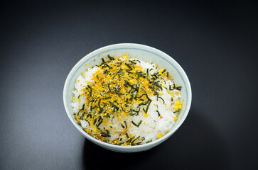 ときどき食べたくなるご飯にふりかけ玉子