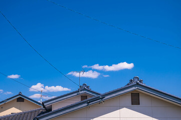 青空と民家の屋根