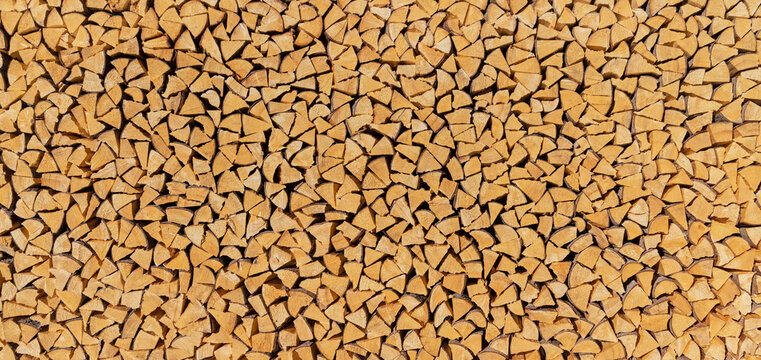 Gro&szlig;er Feuerholz Holzsto&szlig; aus vielen kleinen, ordentlich gestapelten braunen Holzscheiten