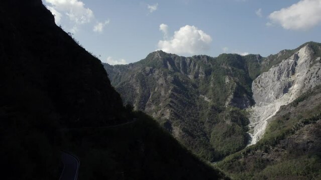 -SHOT: Shot revealing plane
-DESCRIPTION: Frontal shot, leaving behind a curve of the mountain pass and discovering the mountain as the main shot.
-TIME WEATHER: Sunny