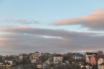 Obraz premium Cityscape of the city in the evening with clouds in the sky