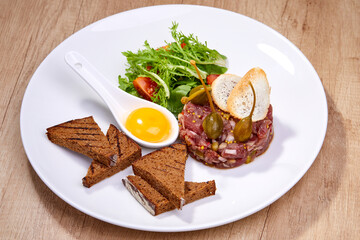 beef tartare with salad and bread