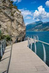 Obraz premium Pedestrian bridge along a mountain on Lake Garda, Italy