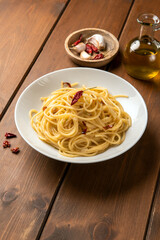 Piatto di spaghetti con aglio, olio e peperoncino, tipica pasta italiana 