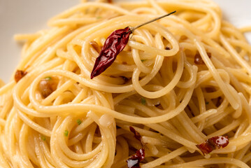 Piatto di spaghetti con aglio, olio e peperoncino, tipica pasta italiana 