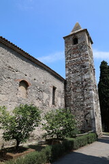 Fototapeta na wymiar Historische Kirche in der Altstadt von Sirmione am Gardasee 