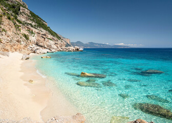 Fototapeta na wymiar Sardinien Küste mit türkisblauen Meer