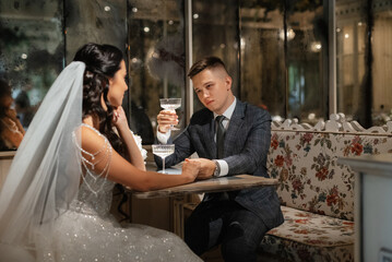 Naklejka premium bride and groom inside a cocktail bar