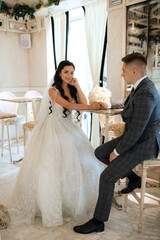 Fototapeta premium bride and groom inside a cocktail bar