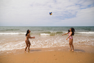 Obraz premium children playing on the beach