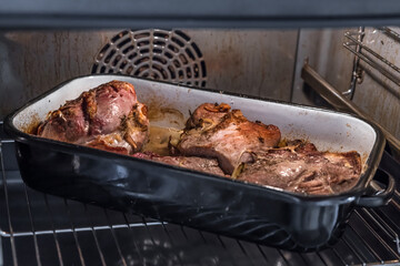 Echter herzhafter selbst gemachter Schweinebraten in einem Bräter Schmortopf im Ofen, Deutschland