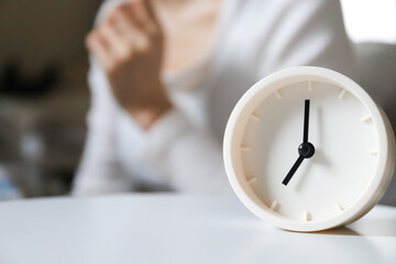 置き時計　目覚ましイメージ