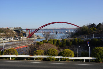 Fototapeta premium 晴れ渡った音戸の瀬戸 海を渡る第二音戸大橋（広島県呉市）