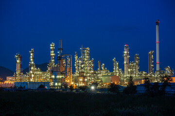 Plakat Twilight scene of oil refinery plant and power plant of Petrochemistry